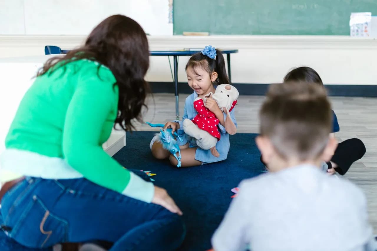 Малки деца учат чрез игра с преподавател